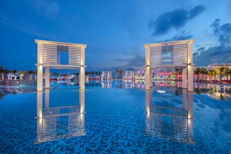 SELECTUM LUXURY RESORT Pools & Beach